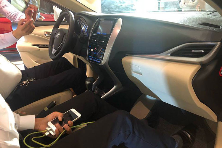 Bên trong nội thất cho thấy vô lăng kiểu mới giống Altis, điều hòa cơ, hệ thống giải trí CD, cần số tự động, ghế nỉ màu be nên có thể đây là phiên bản E AT. Ở phiên bản này cũng cho thấy xe chưa được trang bị hệ thống chìa khóa thông minh và nút bấm khởi động start/ stop, người dùng vẫn phải cho chìa khóa vào ổ để khởi động xe.