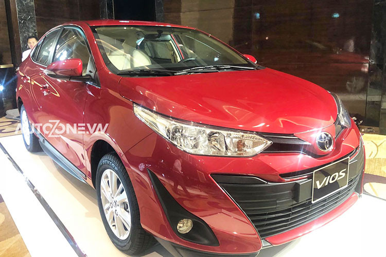 Sẽ có 3 phiên bản Toyota Vios 2018 được bán ra tại Việt Nam, bao gồm; E MT, E CVT và G CVT. Phiên bản TRD Sportivo tạm thời chưa xuất hiện trong thời gian đầu mở bán. Bản Limo cắt giảm tối đa vẫn được bán theo lô cho doanh nghiệp kinh doanh dịch vụ chở khách. Giá bán dự kiến trên 520 triệu cho phiên bản thấp nhất E MT, trên 560 triệu cho phiên bản E AT và trên 600 triệu cho bản G AT.