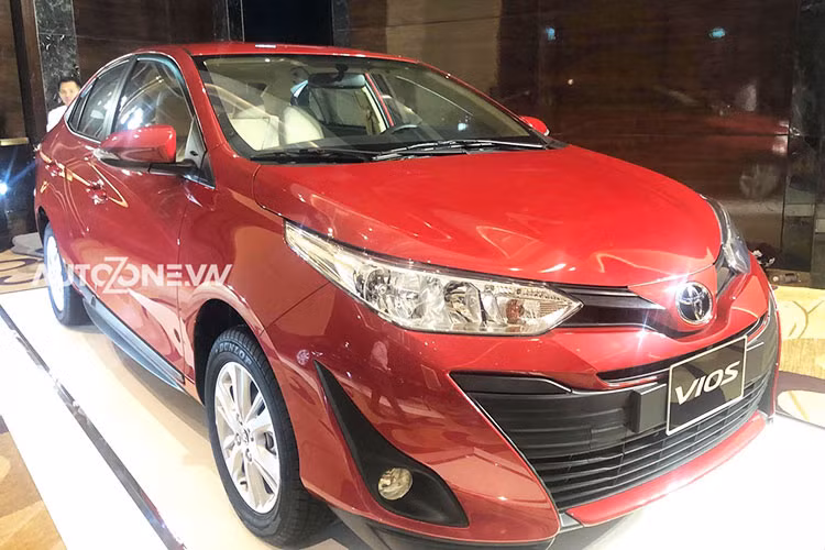 Sẽ có 3 phiên bản Toyota Vios 2018 được bán ra tại Việt Nam, bao gồm; E MT, E CVT và G CVT. Phiên bản TRD Sportivo tạm thời chưa xuất hiện trong thời gian đầu mở bán. Bản Limo cắt giảm tối đa vẫn được bán theo lô cho doanh nghiệp kinh doanh dịch vụ chở khách. Giá bán dự kiến trên 520 triệu cho phiên bản thấp nhất E MT, trên 560 triệu cho phiên bản E AT và trên 600 triệu cho bản G AT.