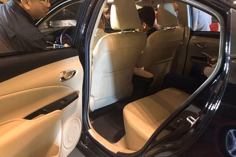 Điểm sáng trên Vios 2018 là tất cả các phiên bản đều được trang bị các tính năng an toàn khá đầy đủ như hệ thống cân bằng điện tử VSC, hỗ trợ khởi hành ngang dốc, 7 túi khí, đi kèm các trang bị an toàn cơ bản khác. Tuy nhiên, theo nhiều thông tin rò rỉ trước đó thì Vios sẽ không có 2 phanh đĩa phía sau mà được thay bằng phanh tang trống.