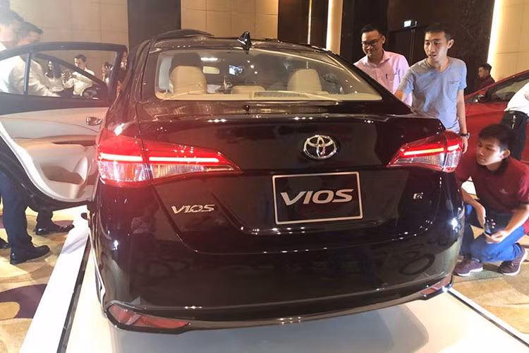 Động cơ Toyota Vios 2018 sẽ giữ nguyên loại 4 xy-lanh, dung tích 1,5 lít, mã 2NR-FE, cho công suất 107 mã lực và mô-men xoắn 140 Nm, kết hợp số sàn 5 cấp hoặc tự động 6 cấp. Đây cũng là động cơ lắp trên xe Yaris sắp ra mắt nhưng mẫu hatchback chỉ sử dụng số tự động.