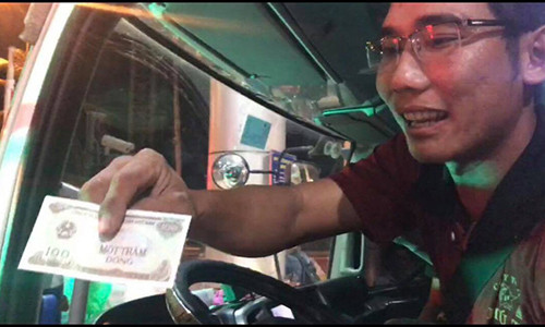 Khoảng 0g ngày 2-12, tài xế đầu tiên đã nhận được tiền thối mệnh giá 100 đồng - Ảnh: ĐAN THUẦN