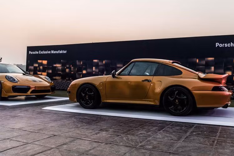 Do đó, chiếc xe đặc biệt này được gọi bằng cái tên "Project Gold". Theo thông tin từ Porsche, việc chế tạo mẫu xe độc đáo này mất khoảng một năm rưỡi. Đầu tiên, thân xe được xử lý qua quy trình sơn và bảo vệ chống ăn mòn được áp dụng trên các phiên bản thương mại ngày nay.