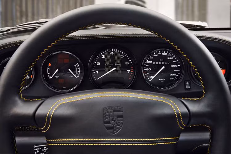 Đáng tiếc là Turbo 993 này sẽ chỉ được sản xuất một chiếc duy nhất và sẽ được đưa ra bán đấu giá tại Atlanta vào ngày 27/10/2018 tới đây. Trong quá khứ, 911 Turbo thế hệ 993 có thể được coi là một huyền thoại.