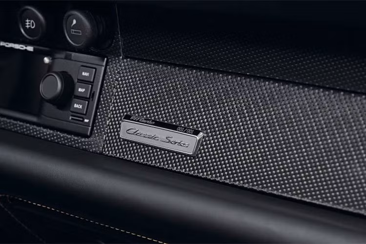 Đây là mẫu siêu xe Porsche 911 đầu tiên có hệ thống khung gầm bằng nhôm được tái thiết kế, mang đến sự linh hoạt đặc biệt. Porsche 911 Turbo thế hệ 993 cũng là phiên bản đầu tiên có động cơ tăng áp kép, trở thành mẫu xe có tiêu chuẩn khí thải thấp nhất thế giới vào năm 1995. 