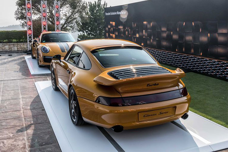  Điều lý thú là sau 20 năm kể từ khi ngừng sản xuất, Porsche 911 Turbo thế hệ 993 được thiết kế dựa trên thân xe nguyên bản và có kiểu dáng độc đáo như chính lịch sử của dòng xe này. Chiếc Porsche 911 Turbo thế hệ 993 mới này được sơn màu vàng ánh kim Golden Yellow Metallic lấy cảm hứng từ dòng xe 911 Turbo S Exclusive 2018. 