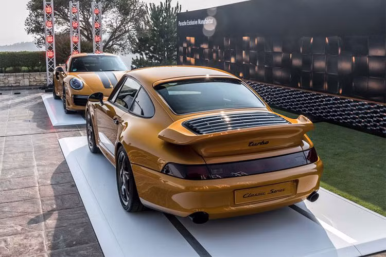  Điều lý thú là sau 20 năm kể từ khi ngừng sản xuất, Porsche 911 Turbo thế hệ 993 được thiết kế dựa trên thân xe nguyên bản và có kiểu dáng độc đáo như chính lịch sử của dòng xe này. Chiếc Porsche 911 Turbo thế hệ 993 mới này được sơn màu vàng ánh kim Golden Yellow Metallic lấy cảm hứng từ dòng xe 911 Turbo S Exclusive 2018. 