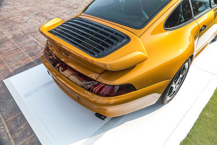 Mẫu xe sưu tập sau đó được lắp ráp và tinh chỉnh bởi các chuyên gia Porsche Classic tại trung tâm phục chế ở Stuttgart, Đức. Đáng chú ý, Porsche 911 Turbo 993 còn đi kèm các bánh xe màu đen nổi bật với các điểm nhấn màu vàng Golden Yellow. Hốc hút gió trên thân xe là tùy chọn đã có trên mẫu xe Porsche 911 Turbo được sản xuất vào năm 1998.
