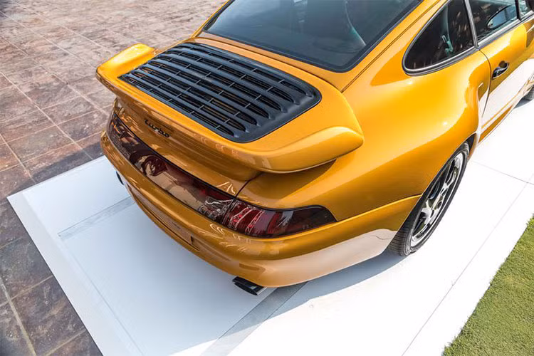 Mẫu xe sưu tập sau đó được lắp ráp và tinh chỉnh bởi các chuyên gia Porsche Classic tại trung tâm phục chế ở Stuttgart, Đức. Đáng chú ý, Porsche 911 Turbo 993 còn đi kèm các bánh xe màu đen nổi bật với các điểm nhấn màu vàng Golden Yellow. Hốc hút gió trên thân xe là tùy chọn đã có trên mẫu xe Porsche 911 Turbo được sản xuất vào năm 1998.