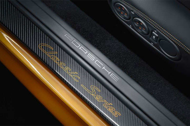 Tương tự ngoại thất, ghế ngồi và nội thất mang màu đen chủ đạo, kết hợp với các chi tiết màu vàng Golden Yellow làm điểm nhấn. Cung cấp sức mạnh cho Porsche 911 Turbo 993 là khối động cơ 6 xi-lanh, tăng áp kép dung tích 3.6L có khả năng sản sinh công suất tối đa 450 mã lực.