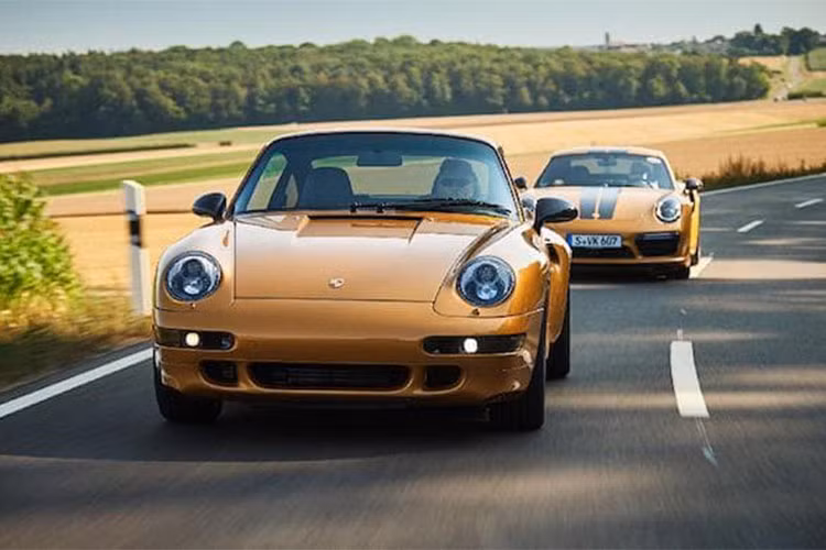 Phần đầu xe thấp hơn so với các mẫu 911 trước đó, nhờ vào sự chuyển đổi từ cụm đèn trước hình tròn sang hình dạng elip. Công nghệ mâm đúc dạng cánh sao lần đầu tiên được sử dụng cho các dòng xe có mâm xe bằng nhôm. Quan trọng hơn cả là Porsche 911 Turbo 993 được trang bị hệ thống dẫn động bốn bánh toàn phần. 