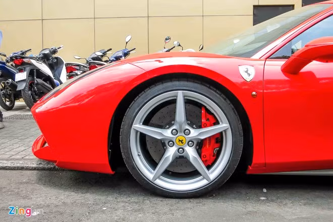 Cả phía trước và sau đều được lắp vành hợp kim nhôm 5 chấu, đường kính 20 inch. Bên trong là kẹp phanh hiệu suất cao sản xuất bởi Brembo.