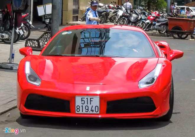 Ferrari 488 GTB mới được giới thiệu hồi đầu năm 2015 nhằm thay thế 458 Italia. Điểm khác biệt lớn nhất trên chiếc xe này là sử dụng động cơ tăng áp thay cho động cơ hút khí tự nhiên. Đây là xu hướng trên hầu hết các hãng siêu xe nhằm tạo một chiếc xe hiệu suất cao, tiết kiệm nhiên liệu.