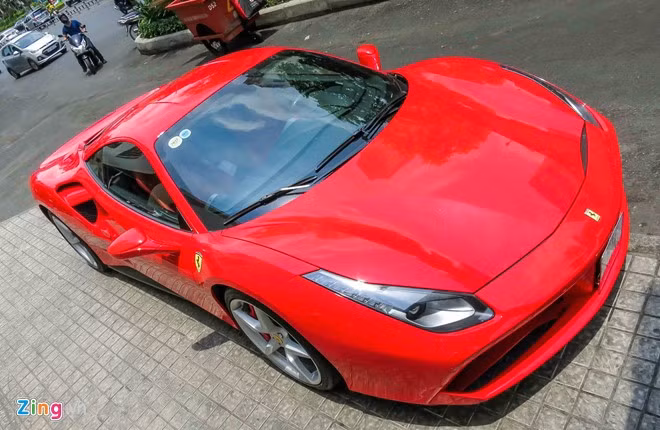  Siêu xe Ferrari 488 GTB thứ 5 xuất hiện tại Việt Nam nhưng nhanh chóng tìm được chủ nhân. Hiện nay, TP HCM có hai chiếc Ferrari 488 GTB màu đỏ đã ra biển số, trong khi hai chiếc màu trắng vẫn đang nằm ở showroom. Một phiên bản màu xám hiện đang nằm ở Hà Nội và chưa đến tay người mua.