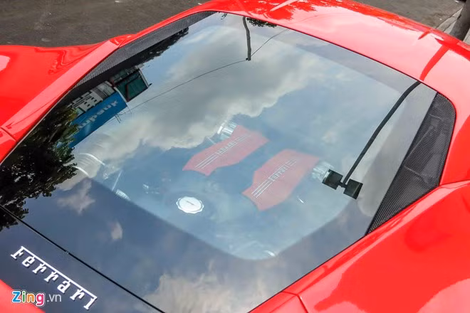 Khối động cơ tăng áp nằm dưới lớp kính ở khoang sau là điểm đáng chú ý nhất trên mẫu xe này. Dù dung tích chỉ 3.9 lít, 488 GTB đạt công suất lên tới 661 mã lực và 760 Nm mô-men xoắn.