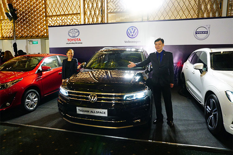 Volkswagen sẽ mang đến triển lãm VMS 2018 mẫu xe Tiguan Allspace 7 chỗ được trang bị nhiều công nghệ tiên tiến theo tiêu chuẩn xe Đức gồm: Động cơ 2.0L 4 xi lanh tăng áp TSI sản sinh công suất 180 mã lực tại 3,940 – 6,000 vòng/phút cùng mô men xoắn đạt 320Nm/1.500 – 3.940 vòng/phút. Xe có mức giá khoảng 1,7 tỷ đồng.