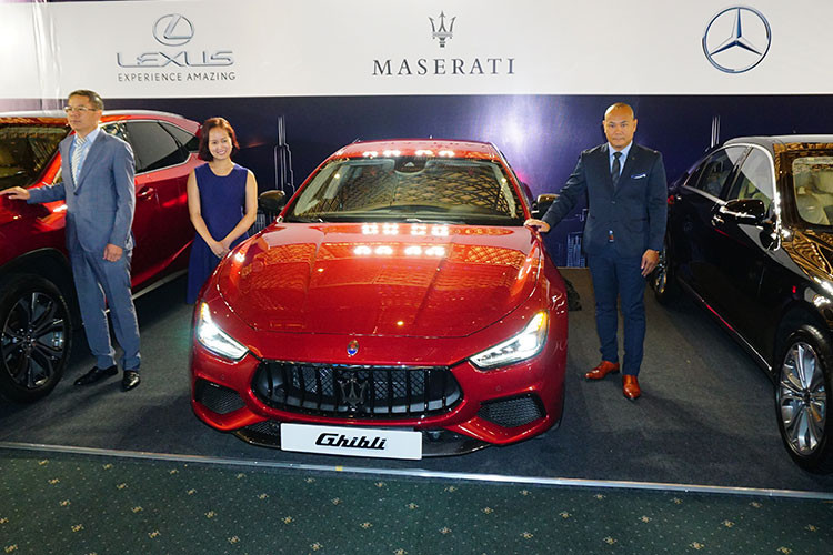 Trong ảnh là đại diện Maserati tại Việt Nam cùng mẫu xe sang thể thao Ghibli GranSport 2018. Tại VMS 2018 hãng xe sang Ý sẽ đem thêm Quattroporte, SUV Levante hay mẫu xe thể thao mui trần GranCabrio Sport đến trưng bày và chào hàng khách tham quan.
