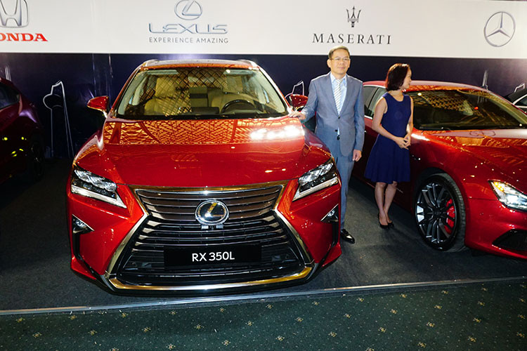Thương hiệu xe sang Lexus tại Việt Nam cũng xác nhận sẽ phân phối chính hãng mẫu crossover hạng sang 7 chỗ ngồi RX350L. Phiên bản RX350L 3 hàng ghế vẫn giữ nguyên thiết kế trẻ trung, ấn tượng từ nguyên mẫu 5 chỗ và dự tính sẽ thu hút các khách hàng tại VMS 2018.
