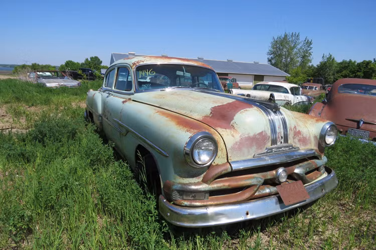 Một chiếc Pontiac Chieftain 1954 bỏ xó ngoài trang trại.
