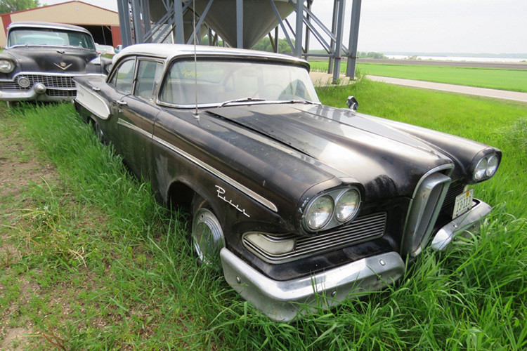Tình yêu dành cho xe hơi của ông Graham bắt đầu sau khi ông mua chiếc Ford Coupe đời 1934. Ông và một người bạn thân đã biến chiếc Ford Coupe cổ này thành xe mui trần rồi dùng nó để đến dự dạ hội của trường. Kể từ sau sự kiện đó, ông Graham đã nhận ra niềm đam mê dành cho xế hộp của mình và dành cả đời để sưu tập ôtô.