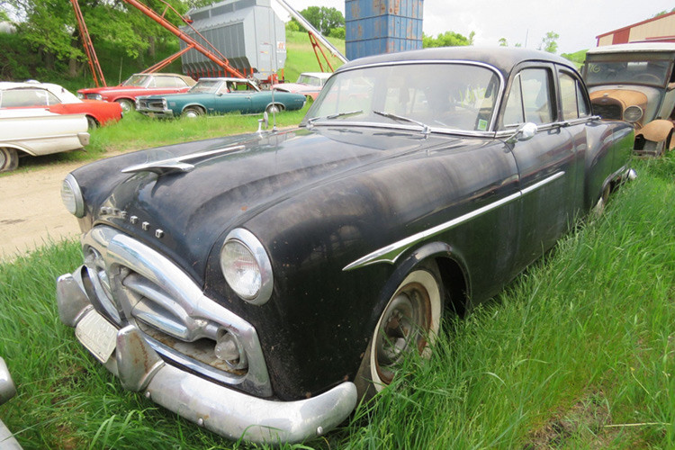 Một chiếc Packard 200 sedan 1954 hàng hiếm trong bộ sưu tập.