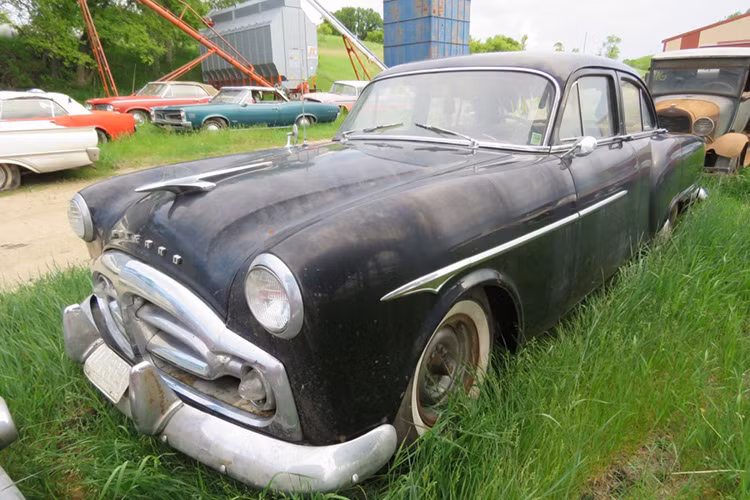 Một chiếc Packard 200 sedan 1954 hàng hiếm trong bộ sưu tập.