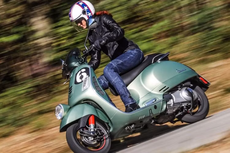 Hiện tại Piaggio chưa công bố giá bán Vespa Sei Giorni II, tuy nhiên là phiên bản được sản xuất giới hạn nên chắc chắn nó sẽ không hề rẻ.