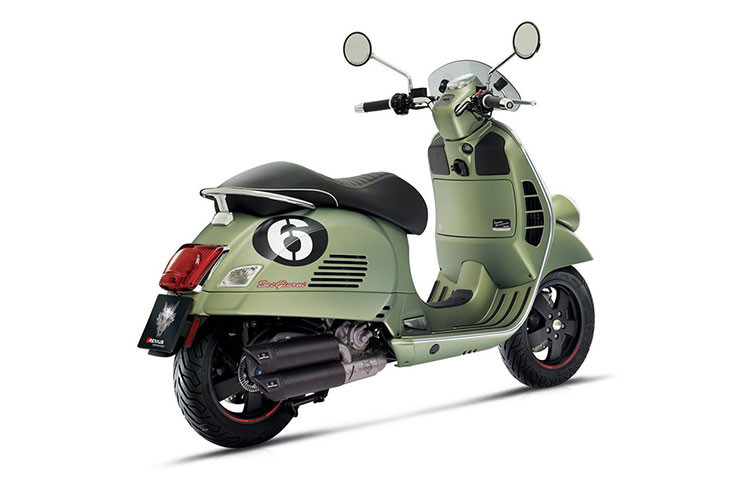 Giống như phiên bản đầu tiên cách đây 2 năm, Vespa Sei Giorni II trở nên ấn tượng bởi các điểm nhấn như số 6 phía sau đuôi, tem nổi dán hông phải cùng nắp khoang đựng găng tay đặc biệt, mâm sơn đen có chữ Sei Giorni viền chỉ đỏ xung quanh và yên thể thao.