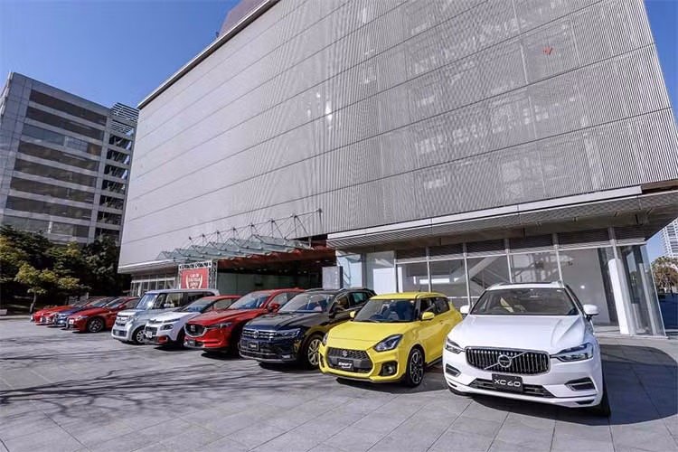 Ở các hạng mục khác của giải thưởng, Toyota tạm “hài lòng” với các ngôi vương có được như: Danh hiệu Sáng tạo của năm dành cho Toyota Prius PHEV, Mẫu xe cảm xúc nhất năm thuộc về Lexus LC, trong khi đó với 10 triệu xe hybrid bán ra Toyota Prius Hybrid đã mang về cho mình giải thưởng Thành tựu đặc biệt. 