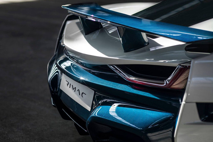 Rimac Concept_One, chỉ sản xuất 7 chiếc. Một trong số này vừa được rao bán tại đại lý Manhattan Motorcars ở New York, Mỹ. Được niêm yết dưới dạng siêu xe coupe phiên bản 2019, giá xe Rimac Concept_One có mức chào bán 1,6 triệu USD (khoảng hơn 37 tỷ đồng), chưa gồm thuế và các khoản phí khác.