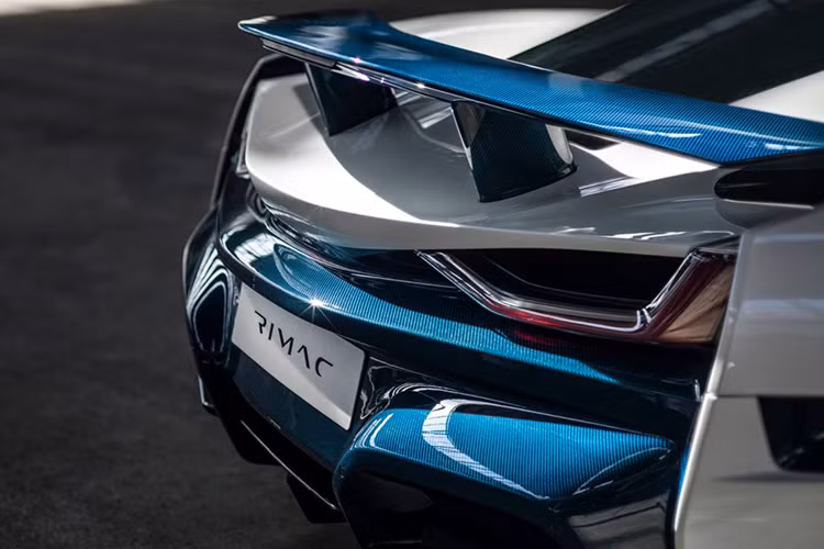 Rimac Concept_One, chỉ sản xuất 7 chiếc. Một trong số này vừa được rao bán tại đại lý Manhattan Motorcars ở New York, Mỹ. Được niêm yết dưới dạng siêu xe coupe phiên bản 2019, giá xe Rimac Concept_One có mức chào bán 1,6 triệu USD (khoảng hơn 37 tỷ đồng), chưa gồm thuế và các khoản phí khác.