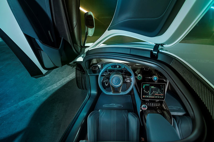 Dù ra mắt cách đây vài năm, Rimac Concept_One chạy điện vẫn rất mạnh so với các đối thủ hiện tại. Tuy có trọng lượng tới 1.814 kg, siêu xe điện của Rimac tăng tốc 0-100 km/h chỉ trong 2,5 giây, tốc độ tối đa 354 km/h.