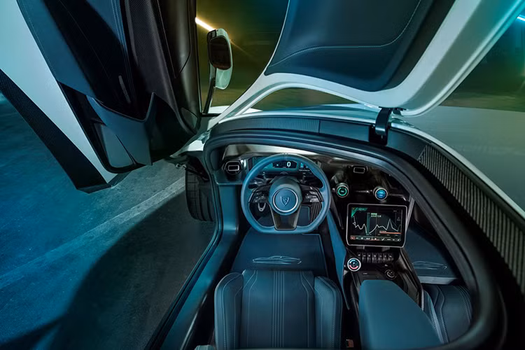 Dù ra mắt cách đây vài năm, Rimac Concept_One chạy điện vẫn rất mạnh so với các đối thủ hiện tại. Tuy có trọng lượng tới 1.814 kg, siêu xe điện của Rimac tăng tốc 0-100 km/h chỉ trong 2,5 giây, tốc độ tối đa 354 km/h.