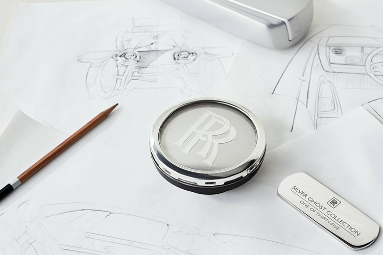 Sẽ chỉ có đúng 35 chiếc xe được sản xuất và sẽ được sơn màu Bạc Cassiopeia - đây là màu sơn của chiếc xe huyền thoại Silver Ghost nguyên bản thời ấy. Các nghệ nhân bậc thầy của Rolls-Royce sẽ mất 8 giờ để thi công sơn màu sơn sử dụng 100% các hạt mịn từ bạc nguyên chất.