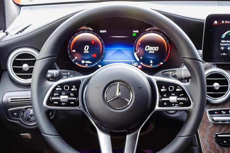 Mercedes GLC 200 và GLC 200 4MATIC mới trang bị động cơ 2.0L tăng áp mới, công suất 197 mã lực và mô-men xoắn 320 Nm. Những trang bị tiêu chuẩn khác gồm có hộp số tự động 9 cấp, 5 chế độ lái, hệ thống treo thích ứng, hỗ trợ đỗ xe tự động, kiểm soát hành trình thích ứng, 7 túi khí… Có thể nói GLC ở Việt Nam cạnh tranh tốt bởi giá bán hợp lý và thương hiệu hạng sang Mercedes.