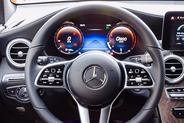 Mercedes GLC 200 và GLC 200 4MATIC mới trang bị động cơ 2.0L tăng áp mới, công suất 197 mã lực và mô-men xoắn 320 Nm. Những trang bị tiêu chuẩn khác gồm có hộp số tự động 9 cấp, 5 chế độ lái, hệ thống treo thích ứng, hỗ trợ đỗ xe tự động, kiểm soát hành trình thích ứng, 7 túi khí… Có thể nói GLC ở Việt Nam cạnh tranh tốt bởi giá bán hợp lý và thương hiệu hạng sang Mercedes.