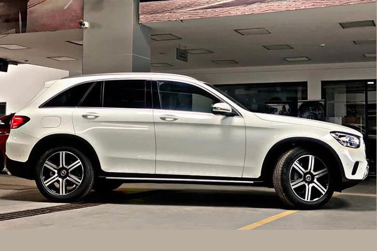 Mẫu SUV của Mercedes có kích thước tổng thể tăng nhẹ so với đời trước, thông số dài x rộng x cao lần lượt 4.670 x 1.900 x 1.650 mm, chiều dài cơ sở được giữ nguyên ở mức 2.873 mm - lớn nhất trong phân khúc. Phiên bản GLC 200 4MATIC có tự trọng 1.850 kg, nặng hơn bản GLC 200 tiêu chuẩn 100 kg...