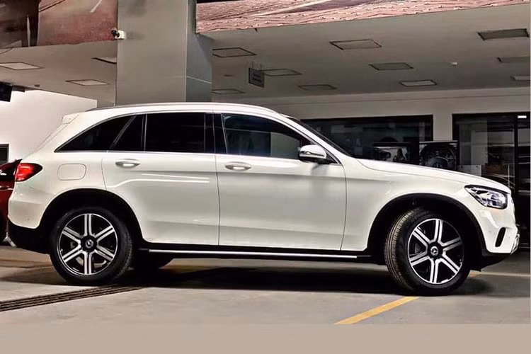 Mẫu SUV của Mercedes có kích thước tổng thể tăng nhẹ so với đời trước, thông số dài x rộng x cao lần lượt 4.670 x 1.900 x 1.650 mm, chiều dài cơ sở được giữ nguyên ở mức 2.873 mm - lớn nhất trong phân khúc. Phiên bản GLC 200 4MATIC có tự trọng 1.850 kg, nặng hơn bản GLC 200 tiêu chuẩn 100 kg...