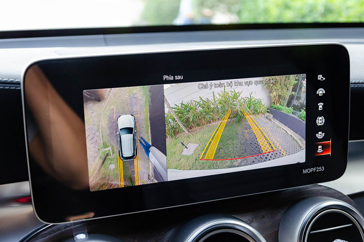 Màn hình cảm ứng trung tâm nay được mở rộng với kích thước 10,25", tuy nhiên phần viền màn hình khá dày nên cho cảm giác chưa thực sự cao cấp. Điểm cộng là Mercedes nay nâng cấp cho GLC 2020 hệ thống thông tin giải trí MBUX tiếng Việt có tích hợp trợ lý ảo Mercedes, kết nối Apple CarPlay/Android Auto, bản đồ dẫn đường và nhiều chức năng hiện đại khác.