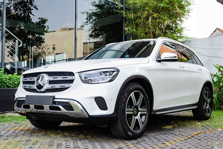 Mức giá xe Mercedes-Benz GLC 200 4MATIC mới tại Việt Nam được đanh giá là cạnh tranh hơn sơ với các đối thủ ở phân khúc SUV hạng sang cỡ vừa khi Volvo XC60 có giá 2,15 tỷ, Q5 cùng NX được Audi và Lexus bán với giá 2,51 tỷ, còn BMW X3 có giá dao động từ 2,5 đến 2,86 tỷ.