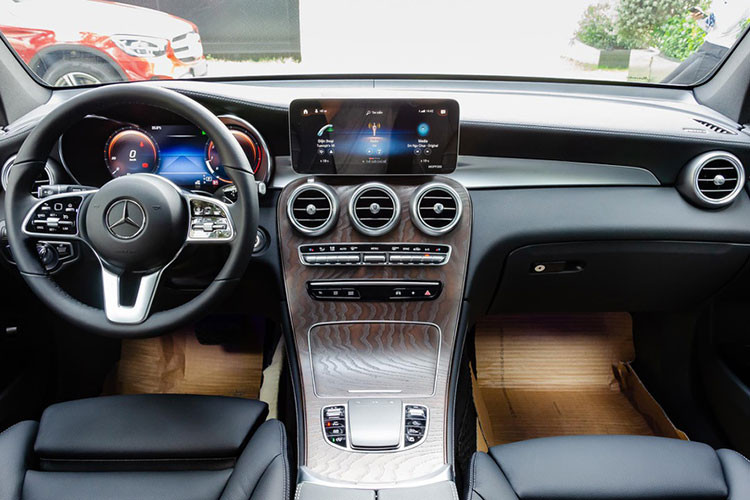 Cabin của Mercedes GLC thế hệ mới trông vẫn rất quen thuộc khi được chia sẻ thiết kế từ mẫu sedan C-Class. Khoang lái mang phong cách hiện đại và sử dụng vật liệu cao cấp của gói trang trí nội thất Exclusive với nhiều chi tiết ốp gỗ, bọc da và viền kim loại.