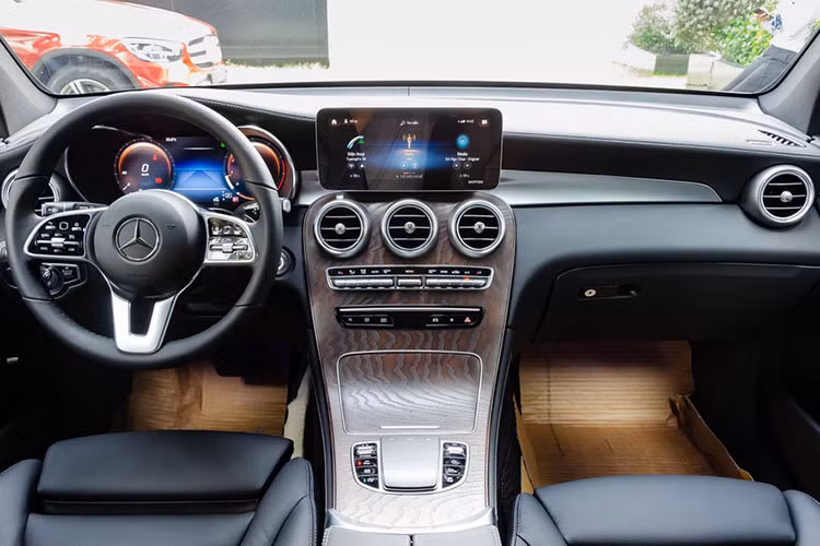 Cabin của Mercedes GLC thế hệ mới trông vẫn rất quen thuộc khi được chia sẻ thiết kế từ mẫu sedan C-Class. Khoang lái mang phong cách hiện đại và sử dụng vật liệu cao cấp của gói trang trí nội thất Exclusive với nhiều chi tiết ốp gỗ, bọc da và viền kim loại.