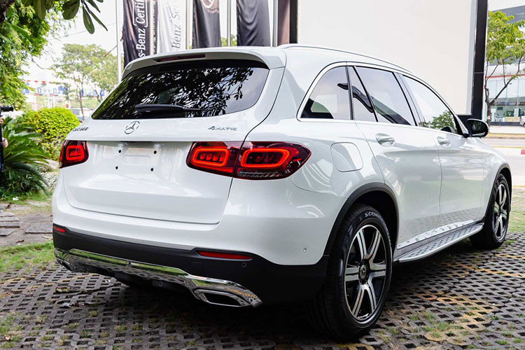 Mẫu xe SUV hạng sang Mercedes-Benz GLC 200 4MATIC thay thế cho biến thể GLC 250 4MATIC ở đời xe trước. Mức giá xe bán ra chính hãng tại Việt Nam là 2,099 tỷ đồng, rất có thể tiền vệ Phan Văn Đức sẽ nhận được nhiều chính sách ưu đãi cho người nổi tiếng khi mua xe.