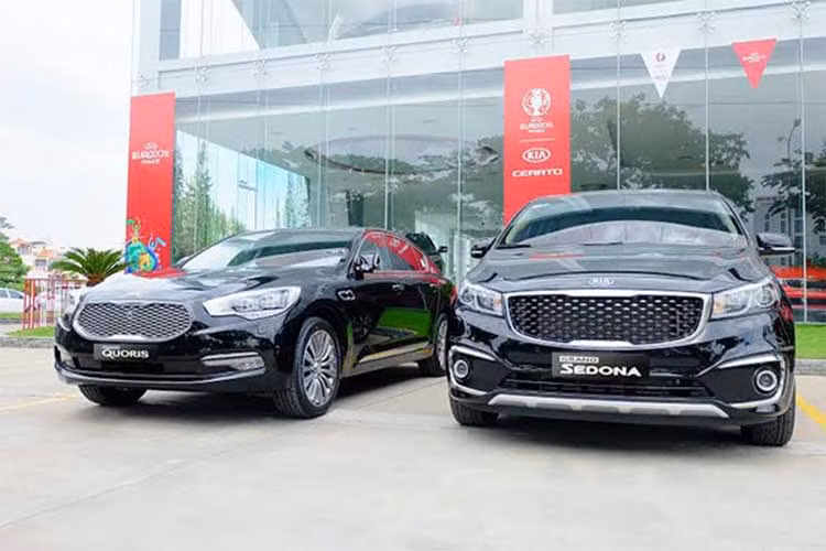 Xe Sedona bản AT được giảm từ 1,158 còn 1,108 tỷ đồng. Đây là dòng xe đa dụng MPV cỡ lớn, trước đây còn được biết đến với cái tên Carnival tại Việt Nam. Sedona là một mẫu xe cho gia đình đa năng với nội thất rộng rãi cho những chuyến đi dài ngày được khá ưa chuộng.