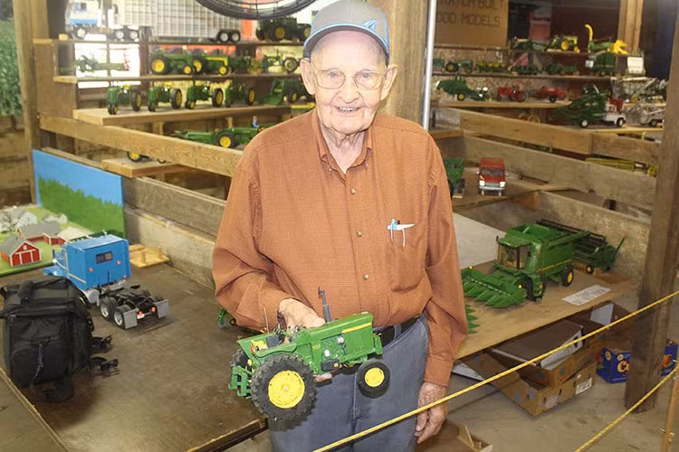 Cu ong 92 tuoi che tao mo hinh oto, may nong nghiep bang go