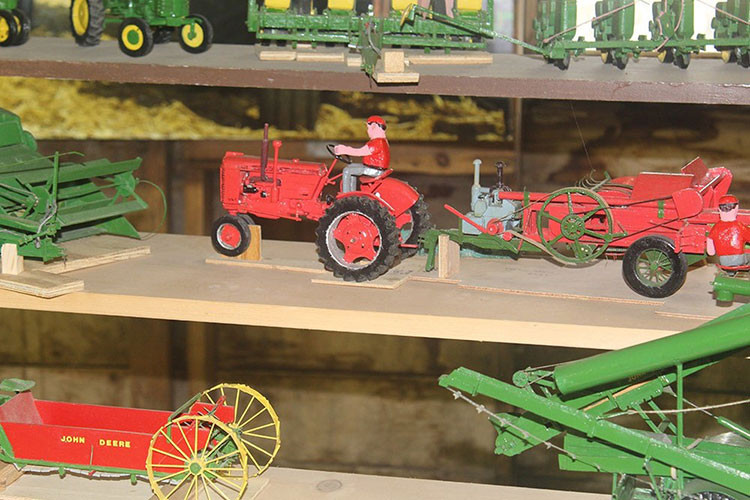 Cu ong 92 tuoi che tao mo hinh oto, may nong nghiep bang go-Hinh-3