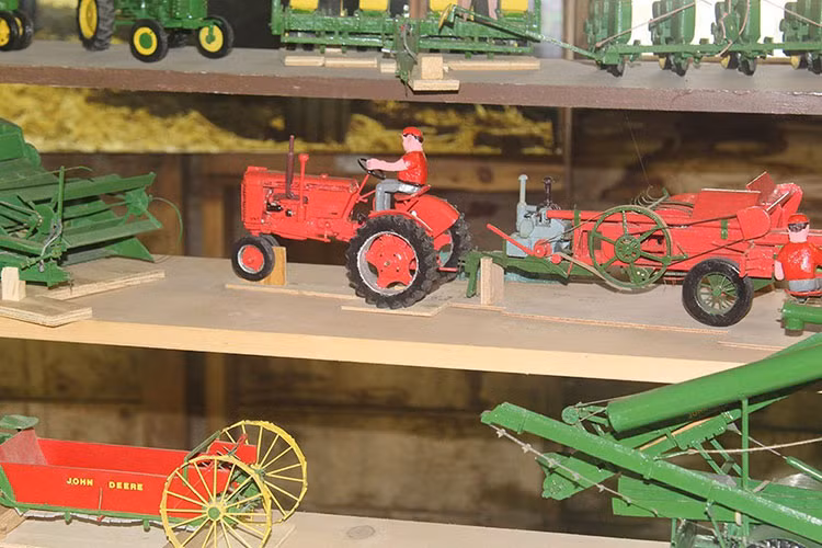 Cu ong 92 tuoi che tao mo hinh oto, may nong nghiep bang go-Hinh-3