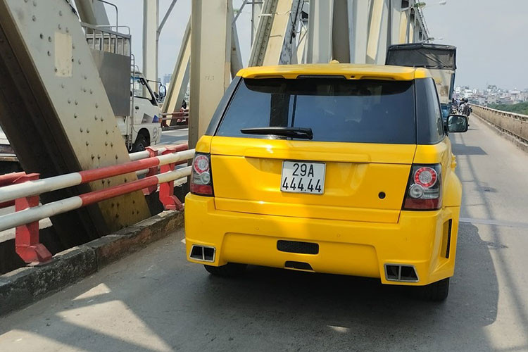 Tuy nhiên mới đây một số hình ảnh gần đây nhất cho thấy, chiếc SUV hạng sang Range Rover đã được chủ xe trả về ngoại hình của một dòng xe quý tộc với lưới tản nhiệt đúng phiên bản, màu sơn là vàng nhưng nhìn bớt sến sẩm như vàng trước.