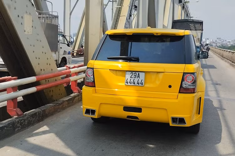 Tuy nhiên mới đây một số hình ảnh gần đây nhất cho thấy, chiếc SUV hạng sang Range Rover đã được chủ xe trả về ngoại hình của một dòng xe quý tộc với lưới tản nhiệt đúng phiên bản, màu sơn là vàng nhưng nhìn bớt sến sẩm như vàng trước.