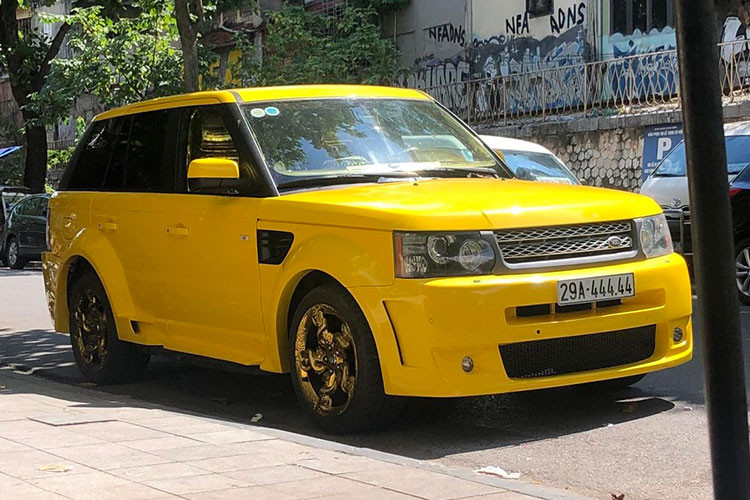 Có thể thấy, điểm nhấn còn lại của Range Rover độ "Rồng cực mặn" chính là la-zăng hình rồng. Tuy nhiên, bên trong khoang lái vẫn y như cũ, nhìn vào nội thất ai dám ngồi vào "ngai vàng" do chủ xe độ chế đây.